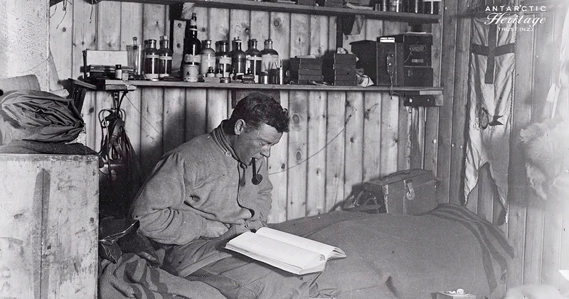 Levick en el refugio. Antartic Heritage